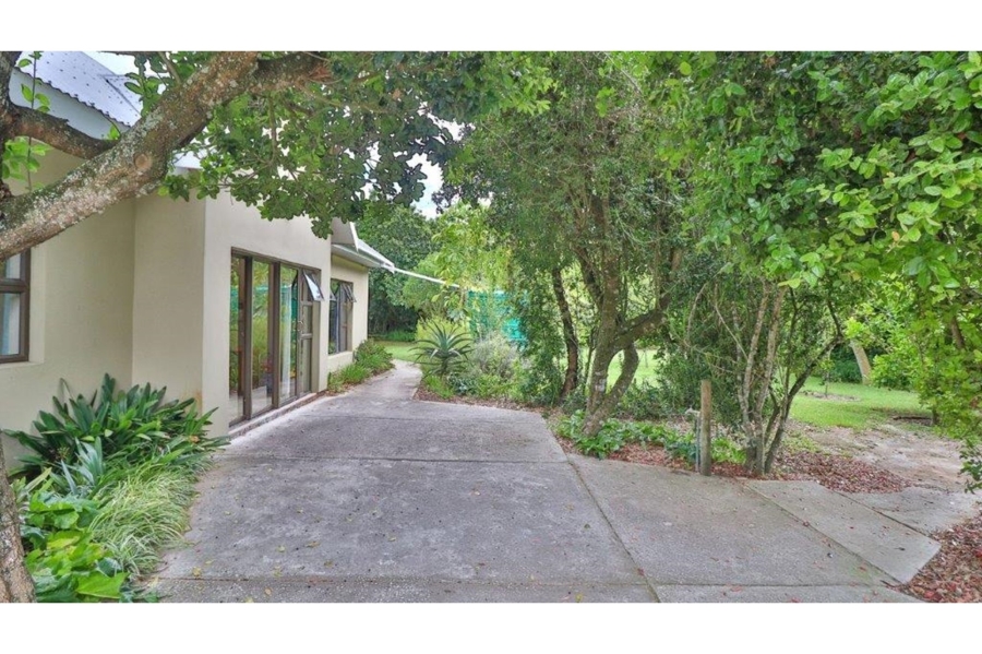 6 Bedroom Property for Sale in Lovemore Park Eastern Cape